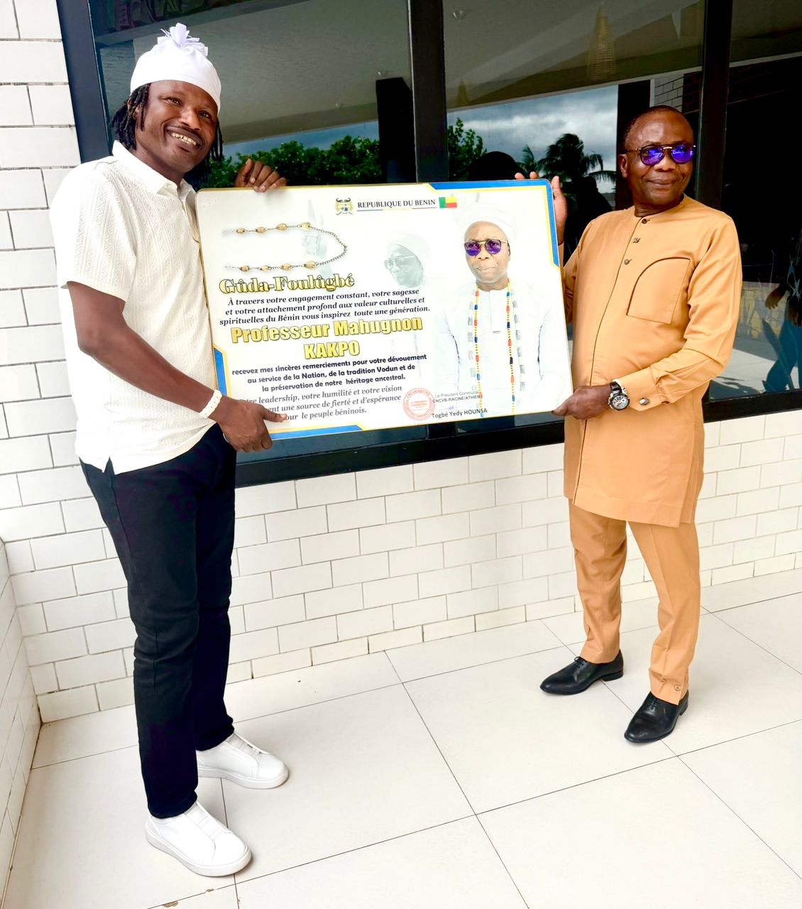 Togbé Yédy honorant le Professeur Mahougnon KAKPO
