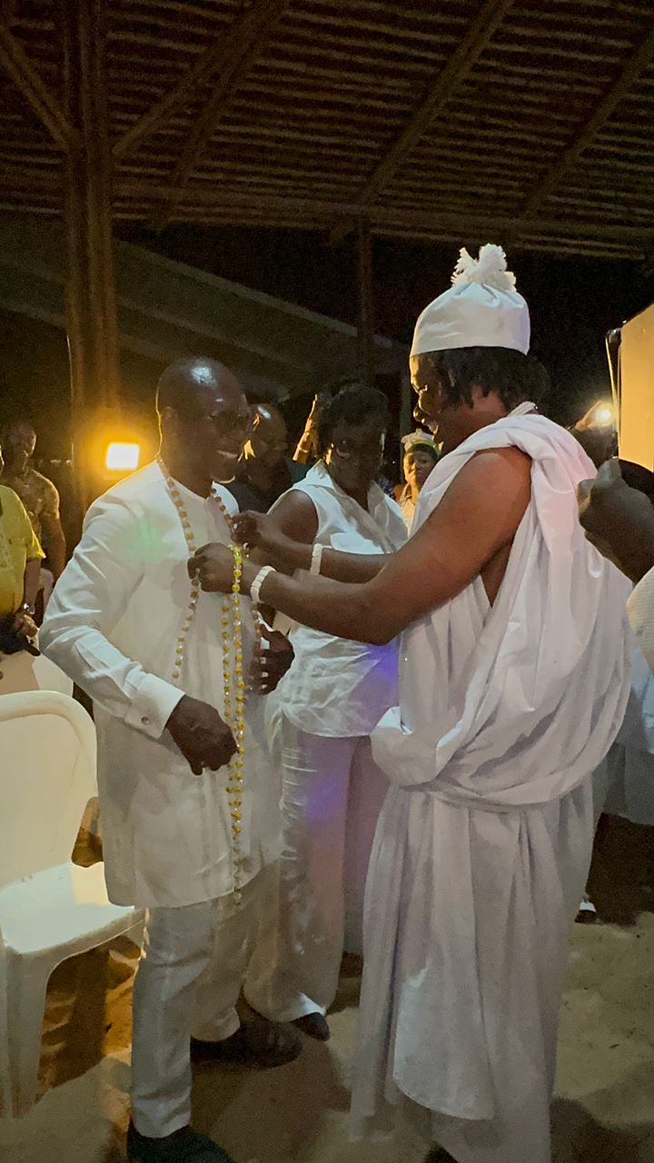 Togbé Yédy décorant le Président Patrice Talon